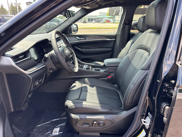 New 2026 Jeep Grand Cherokee Limited w/ Luxury Tech Group II AWD/4WD image 6