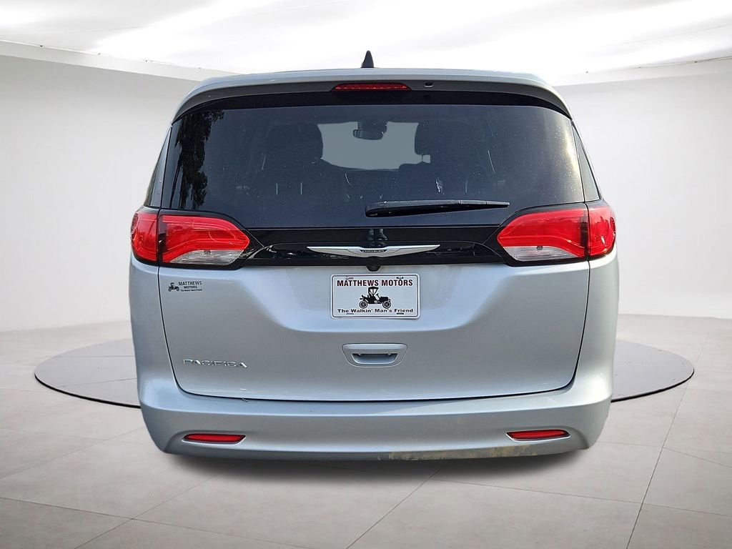 Used 2023 Chrysler Voyager LX image 6