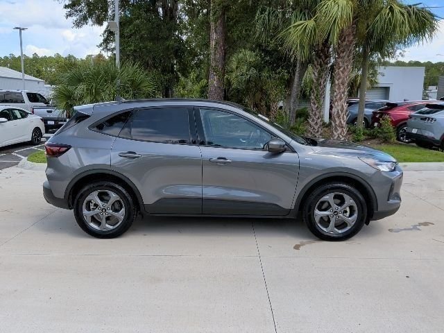 Certified 2025 Ford Escape ST-Line Select AWD/4WD image 4