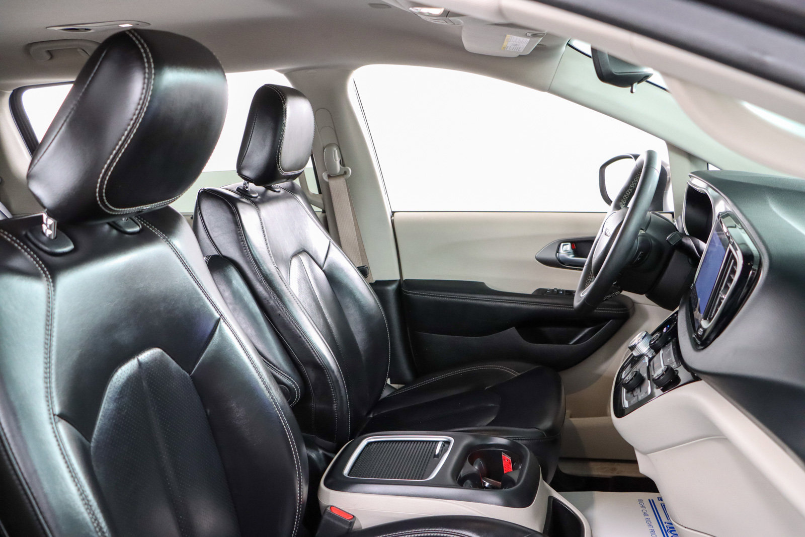 Used 2023 Chrysler Pacifica Touring-L FWD image 27