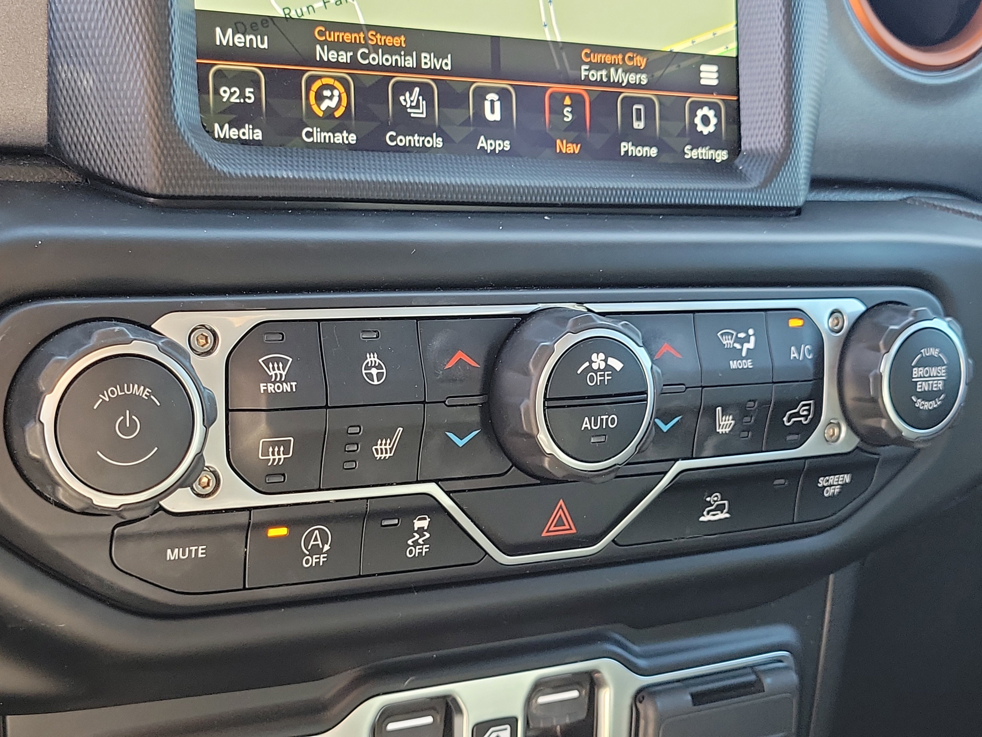 Used 2023 Jeep Gladiator Mojave w/ Cold Weather Group image 28