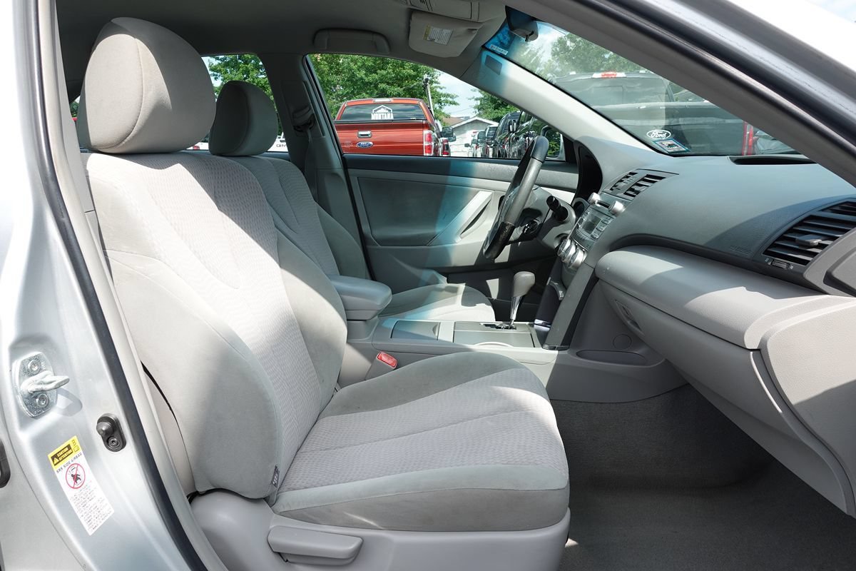 Used 2011 Toyota Camry LE FWD image 29