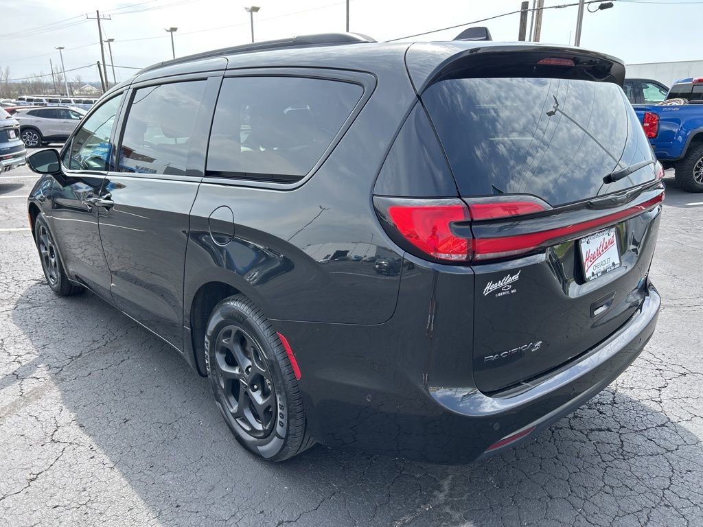 Used 2024 Chrysler Pacifica Premium FWD image 7