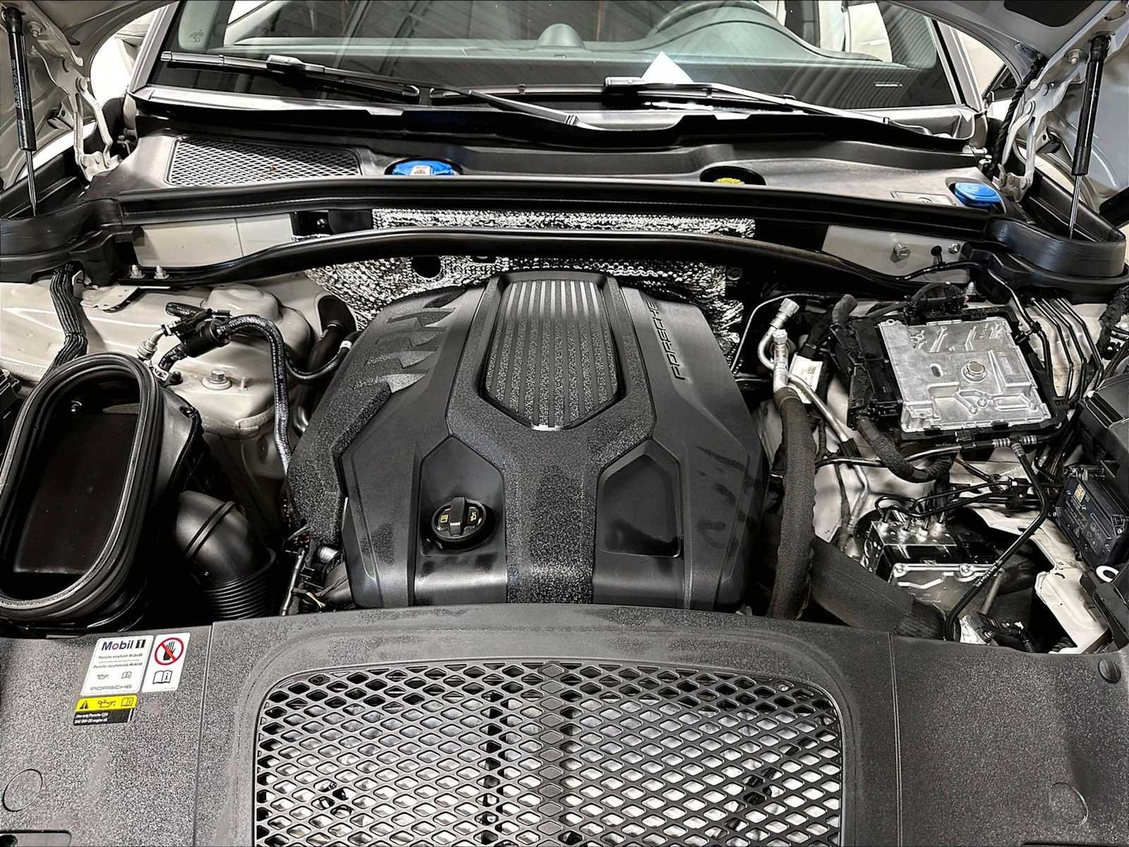 Used 2023 Porsche Macan AWD/4WD image 36
