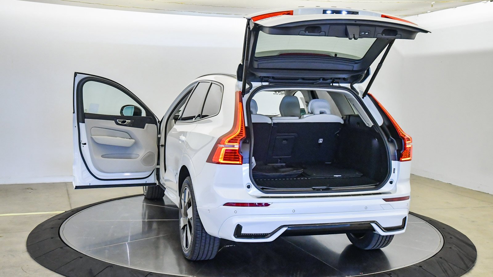 Certified 2025 Volvo XC60 T8 Plus w/ Protection Package Premier image 27