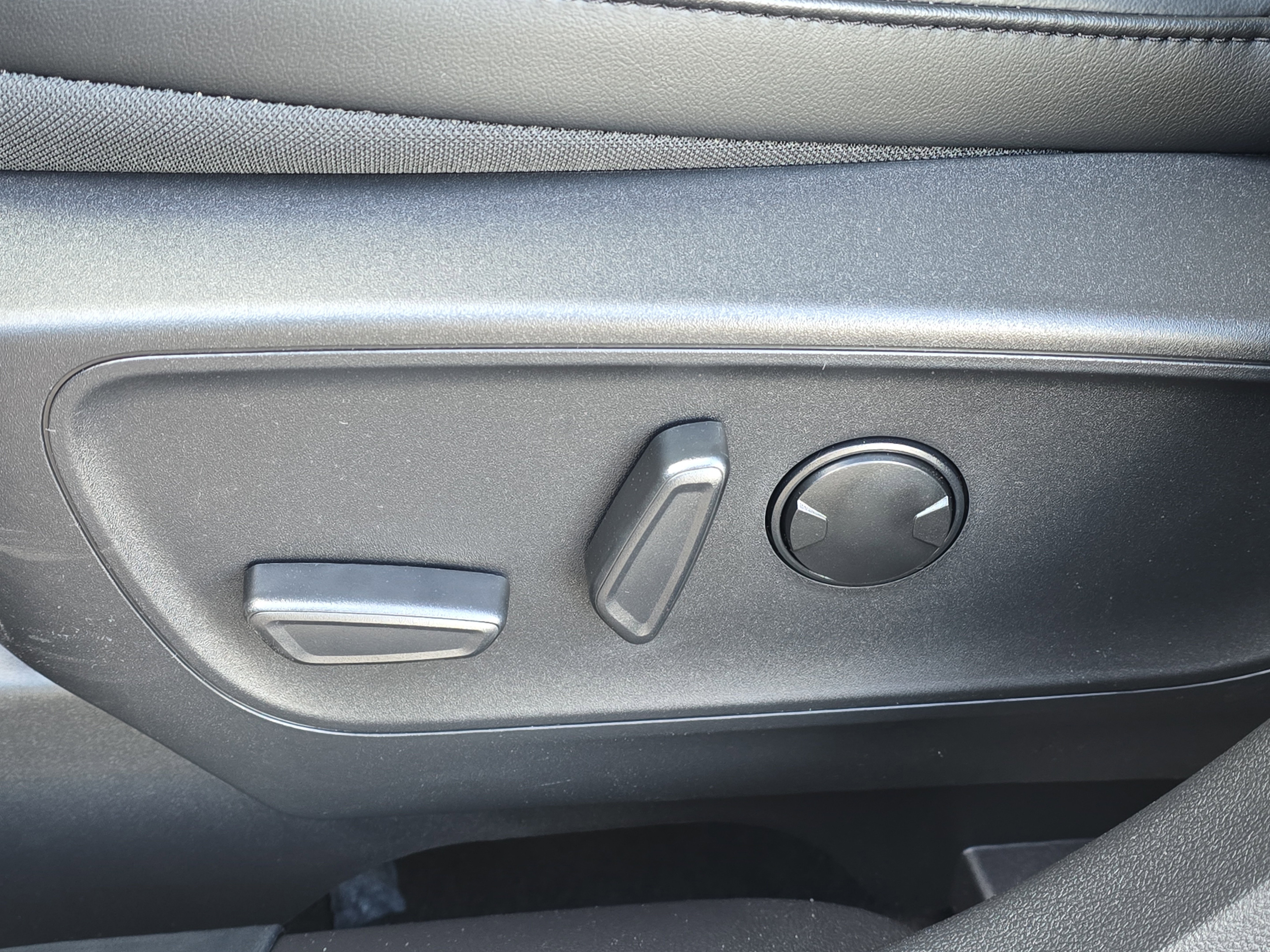 New 2025 Ford Escape ST-Line w/ Cold Weather Package image 18