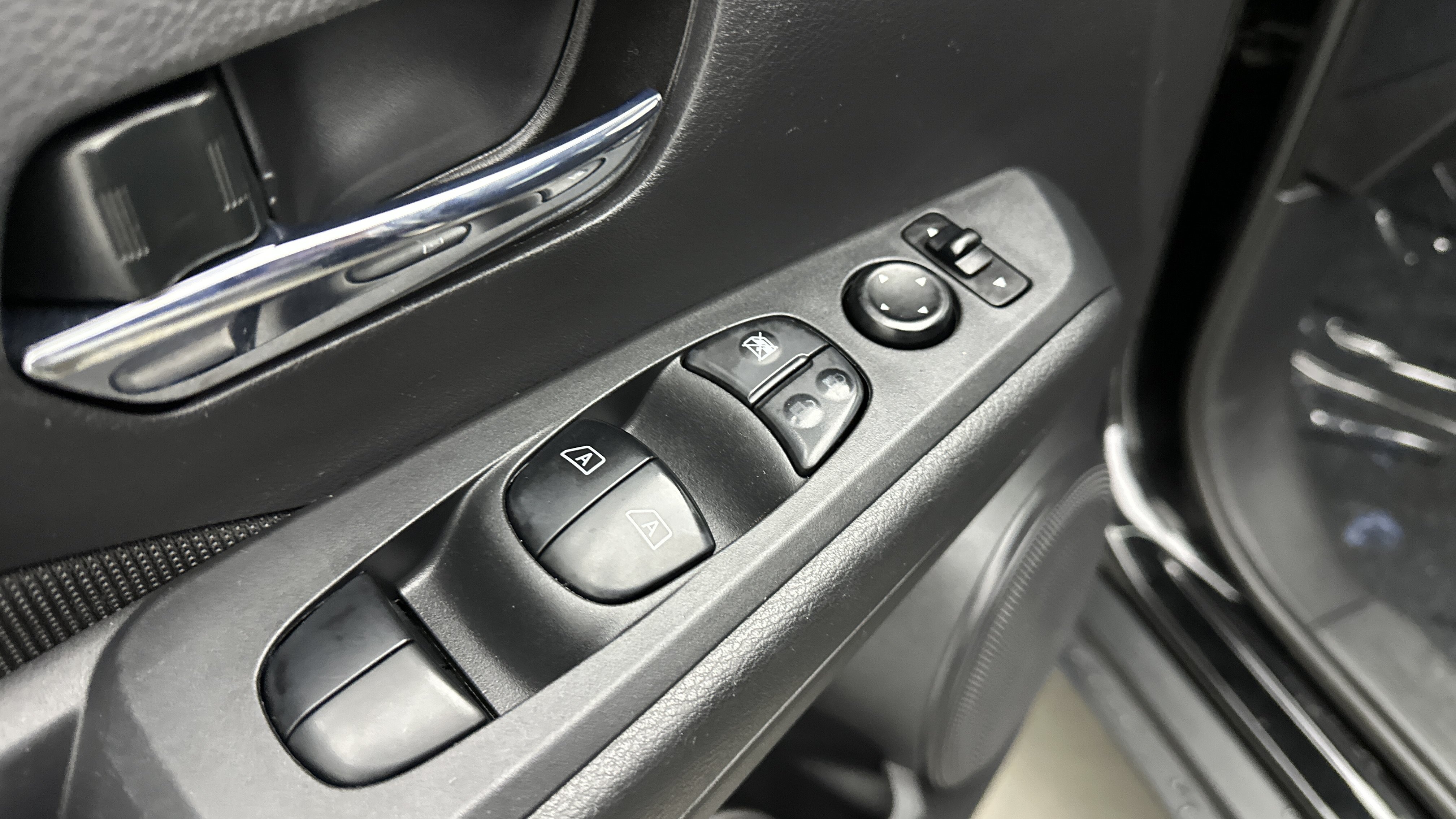 Used 2021 Nissan Kicks SV FWD image 13