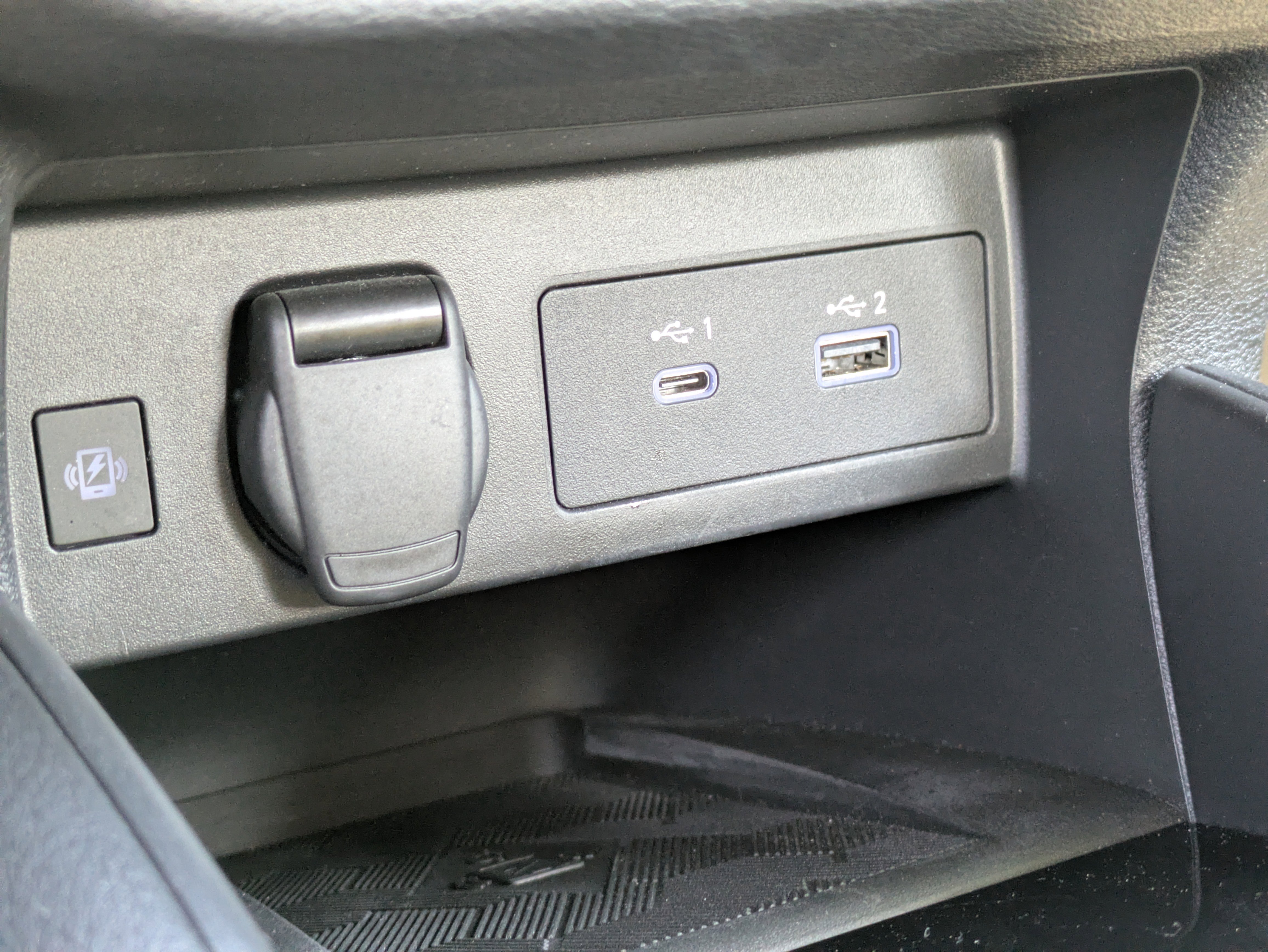 Used 2023 Nissan Versa SR w/ Trunk Package image 28