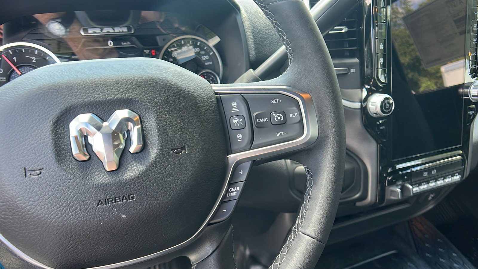 New 2025 RAM 5500 4x4 Regular Cab image 21