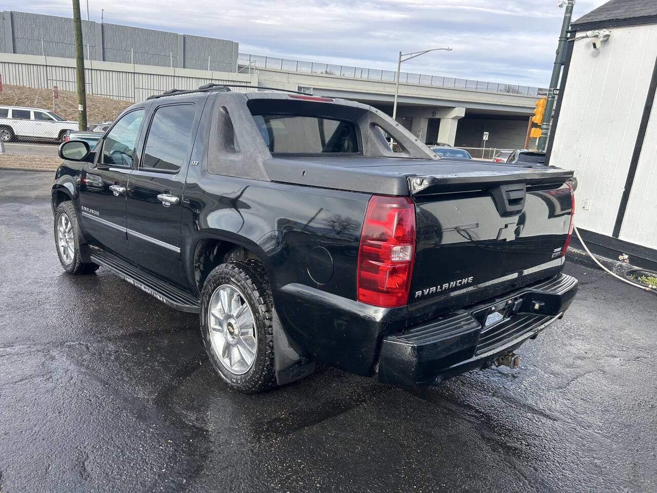 Used 2009 Chevrolet Avalanche LTZ image 7