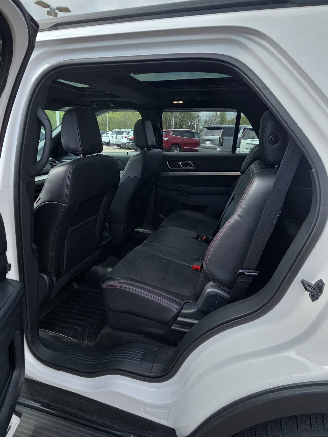 Used 2018 Ford Explorer XLT w/ Equipment Group 202A AWD/4WD image 6
