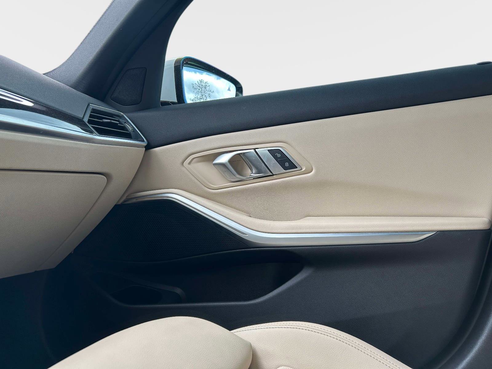 Used 2023 BMW 330i Sedan w/ Premium Package image 9