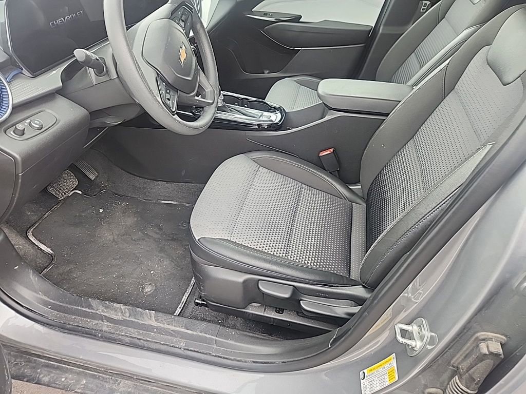 Used 2025 Chevrolet Trax LT FWD image 12