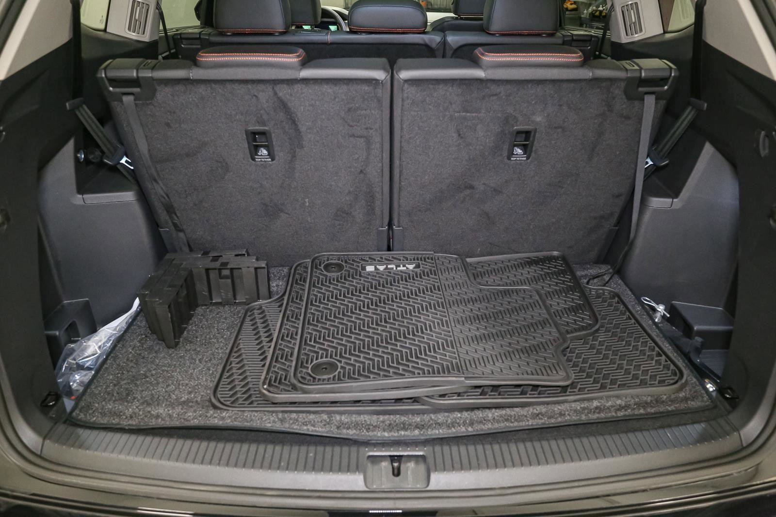 Certified 2025 Volkswagen Atlas Peak Edition SE AWD/4WD image 16