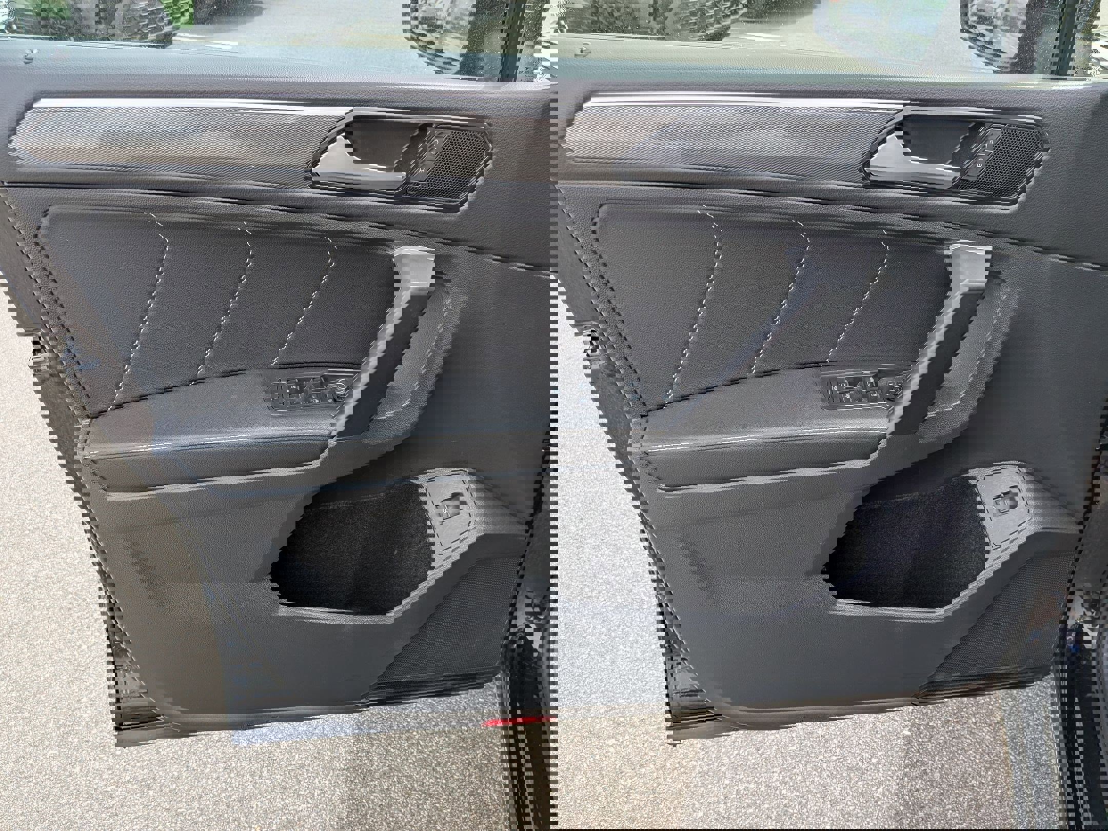 Used 2024 Volkswagen Tiguan SE R-Line image 11