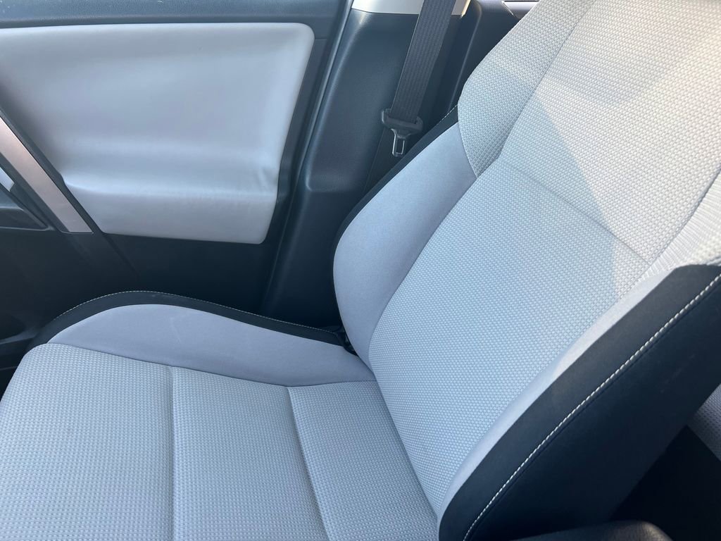 Used 2017 Toyota RAV4 XLE AWD/4WD image 31