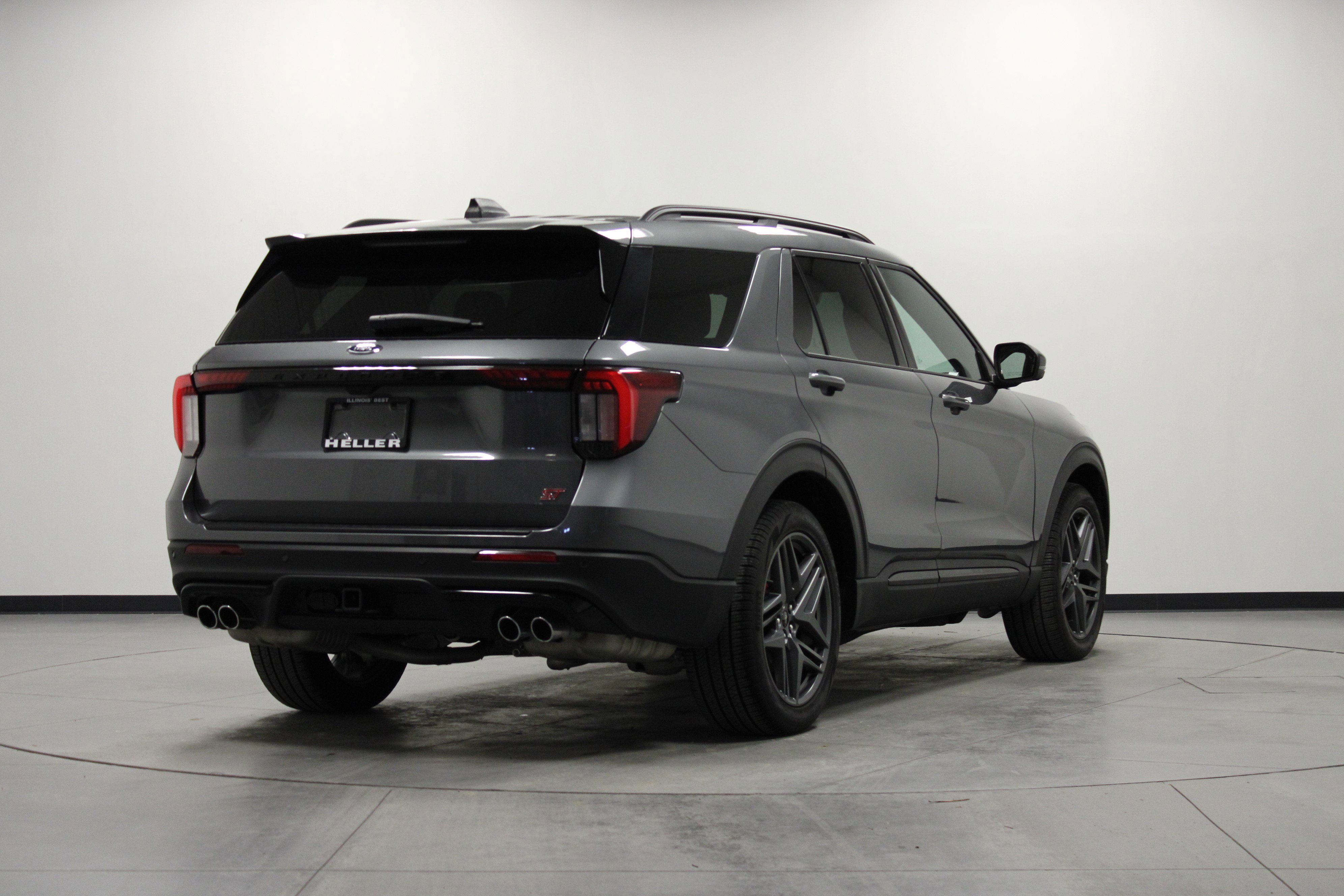 Used 2025 Ford Explorer ST image 4