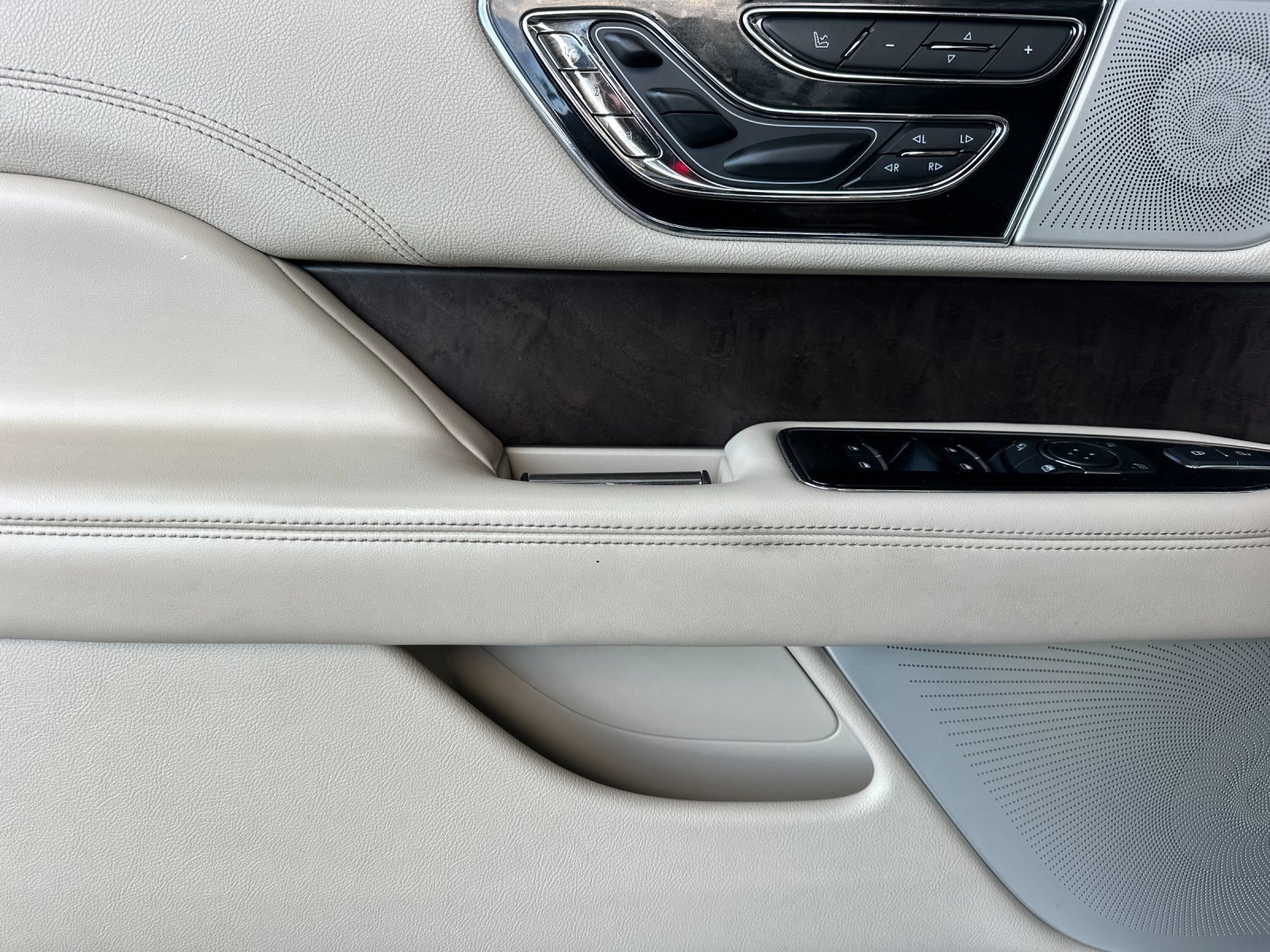 Used 2020 Lincoln Navigator L Reserve image 11