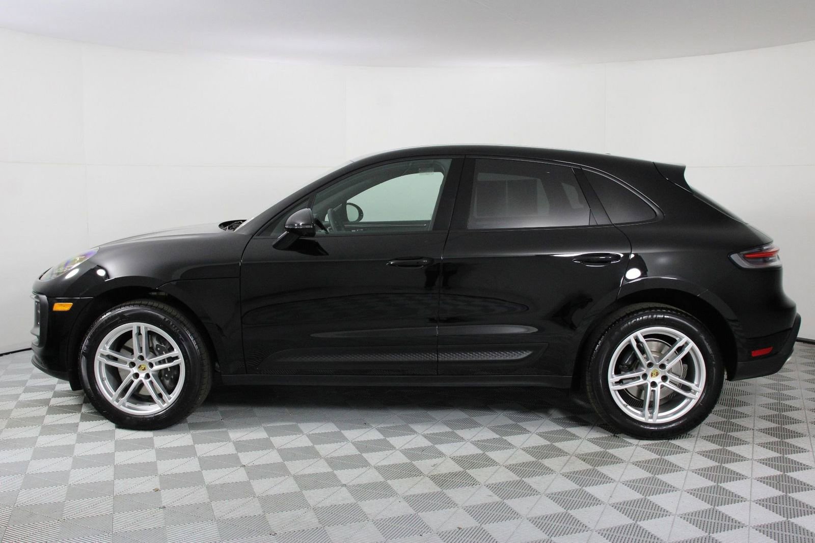 Certified 2025 Porsche Macan image 2