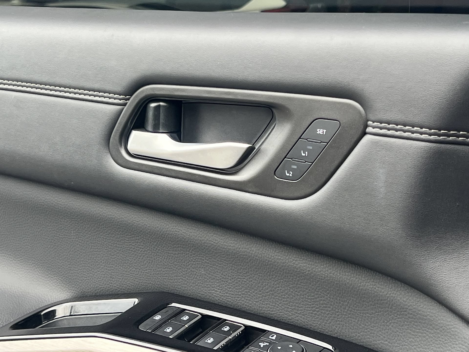 Used 2025 Nissan Pathfinder Platinum FWD image 14