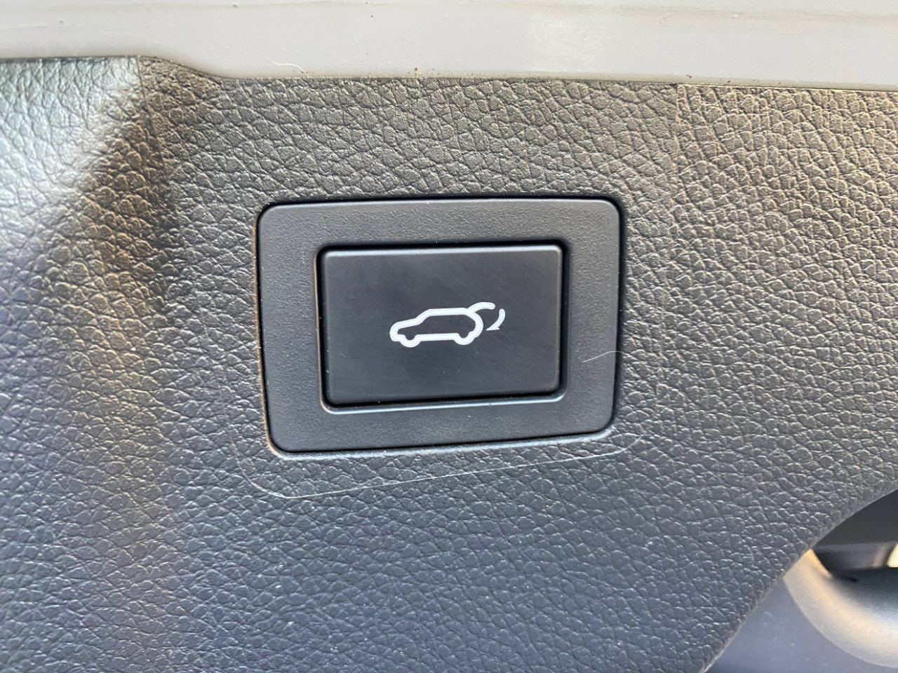 Used 2017 Hyundai Santa Fe SE Ultimate 3.3L Auto w/ SE Ultimate Tech Package 03 image 6