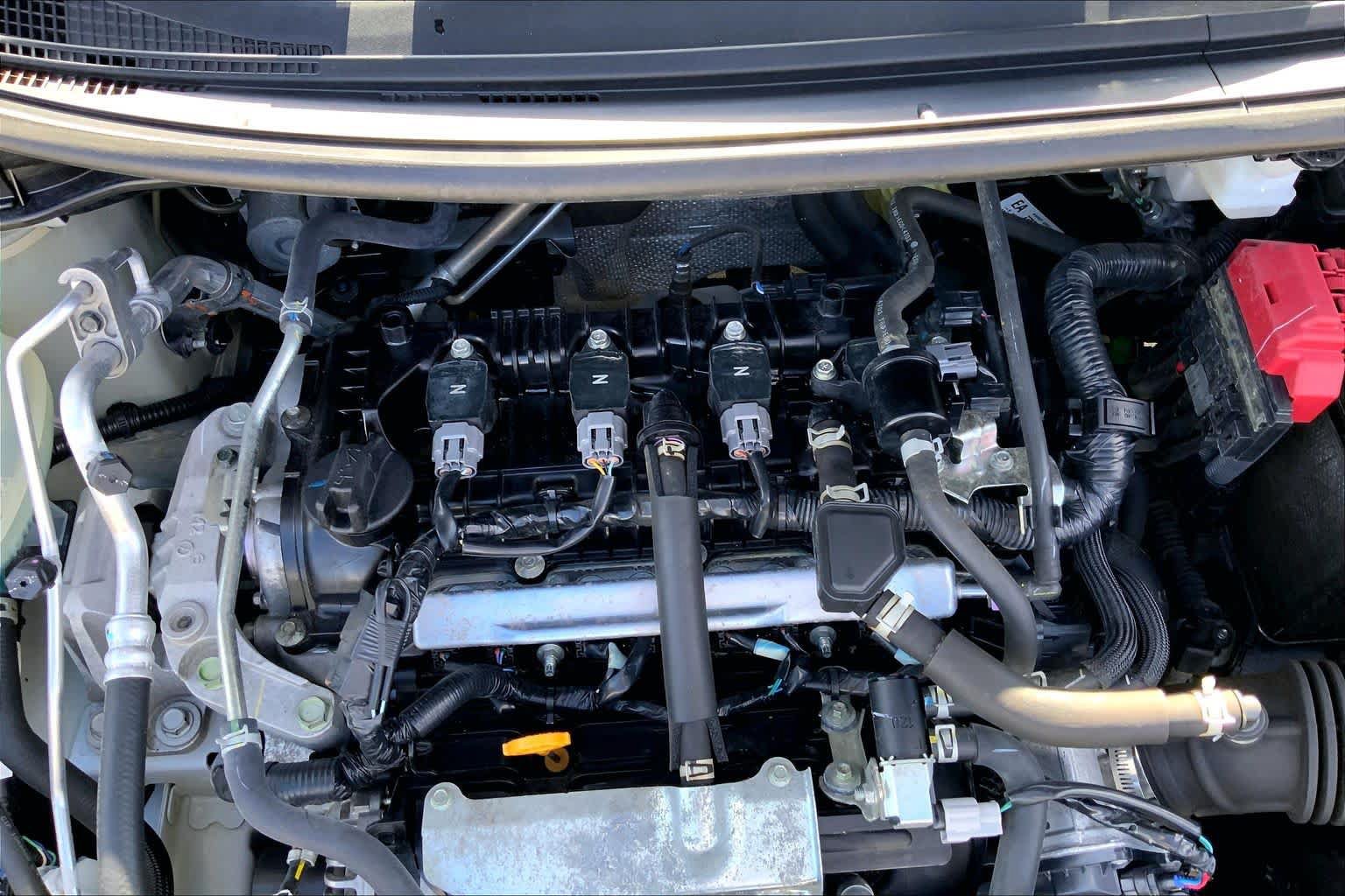 Used 2025 Nissan Versa SR FWD image 30