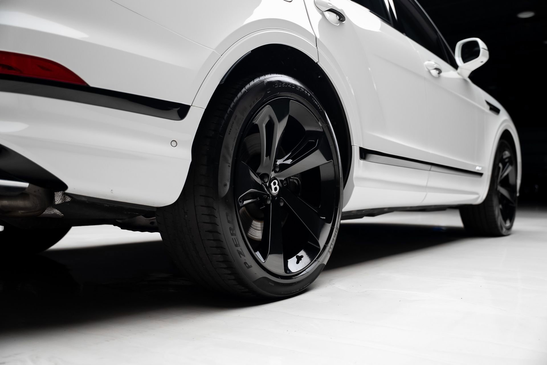 Used 2021 Bentley Bentayga Plug-In Hybrid image 76