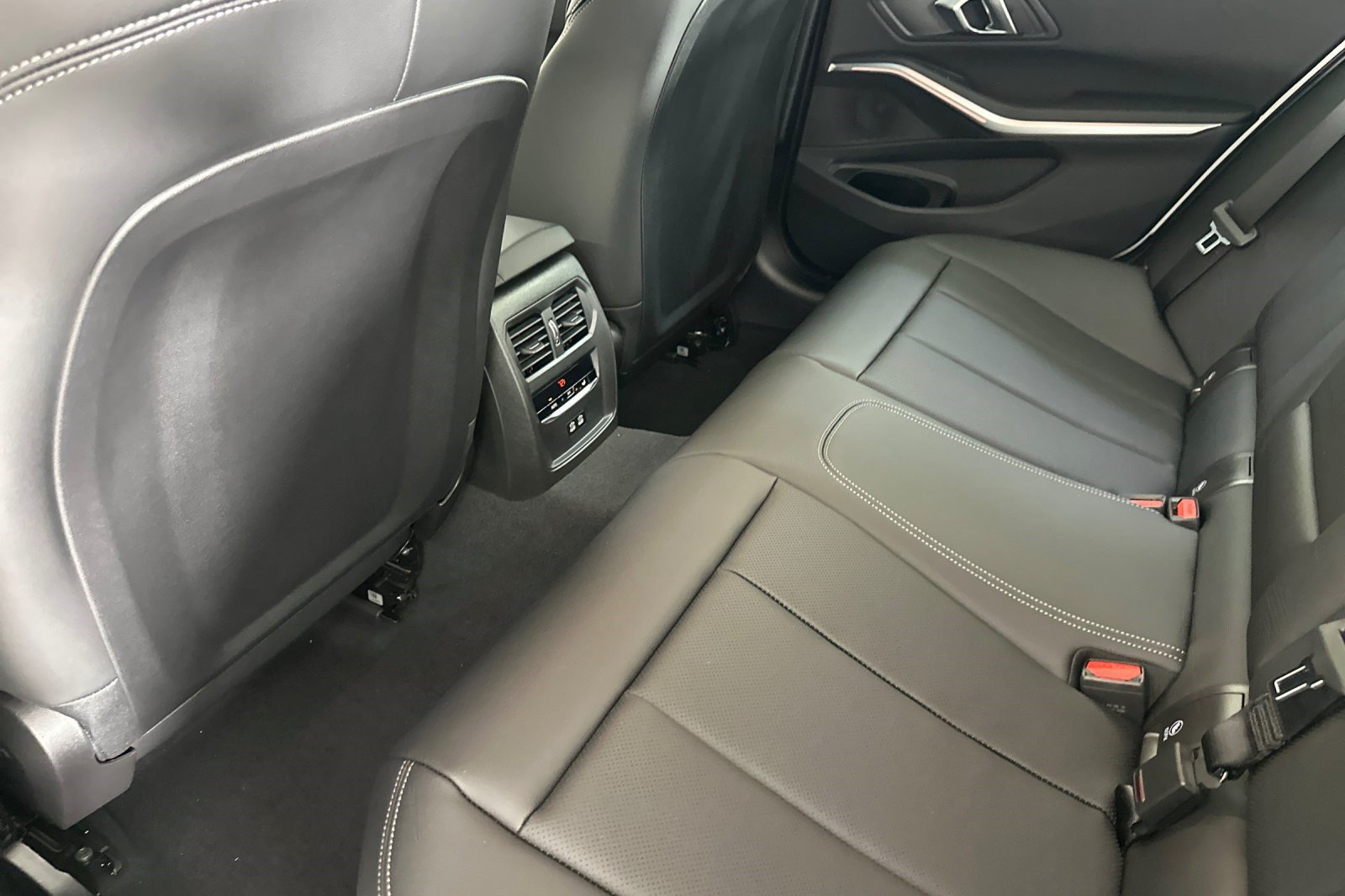 New 2026 BMW 330i Sedan w/ M Sport Package RWD image 24