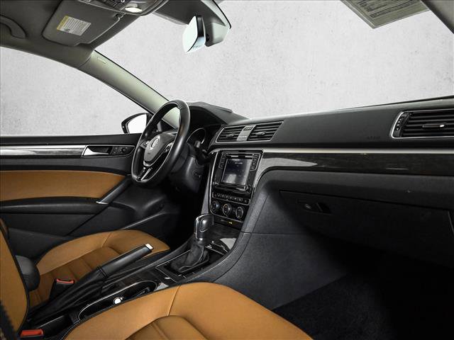 Used 2018 Volkswagen Passat 2.0T SEL Premium image 22