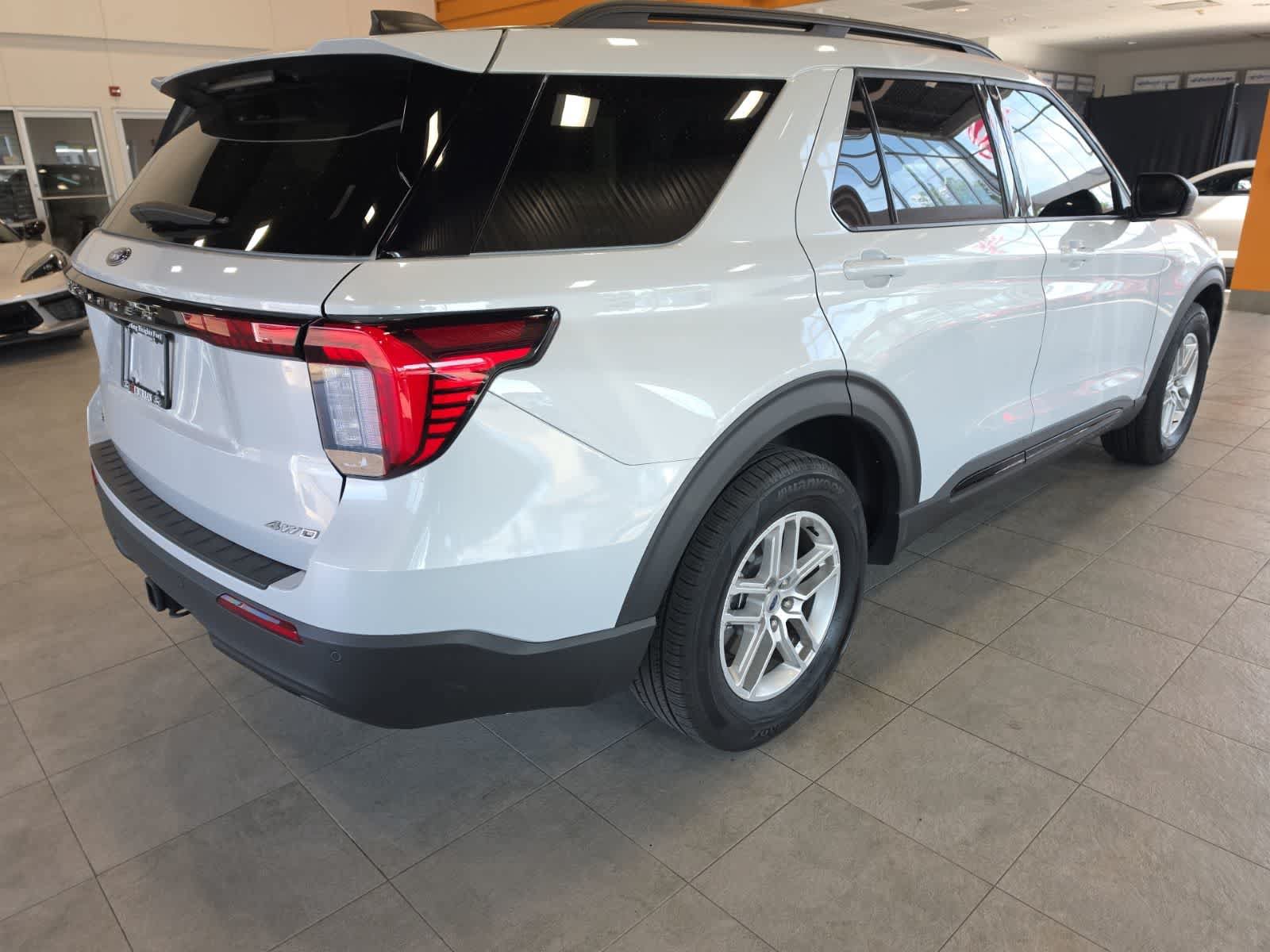 Used 2026 Ford Explorer Active AWD/4WD image 7