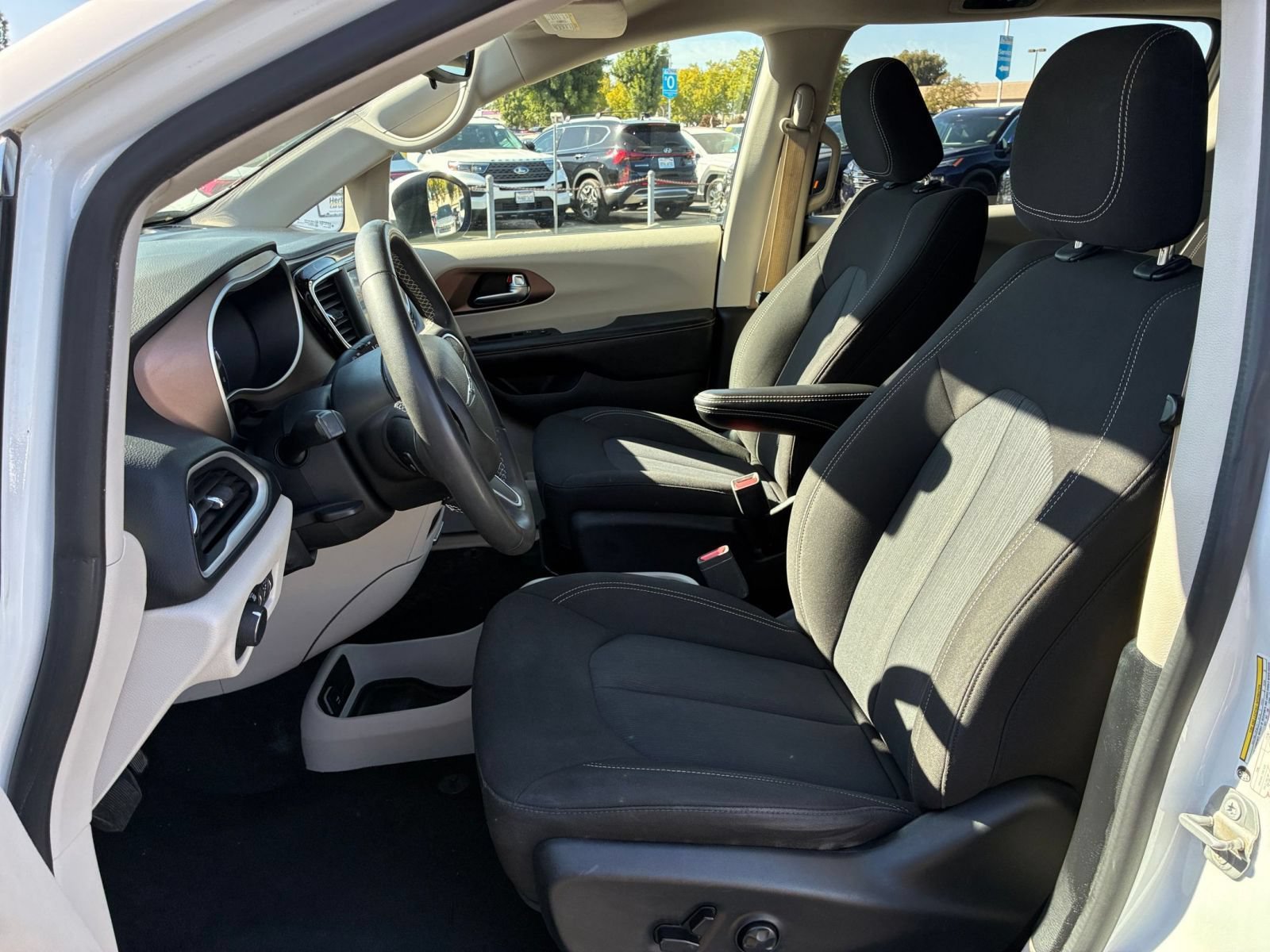 Used 2023 Chrysler Voyager LX FWD image 26
