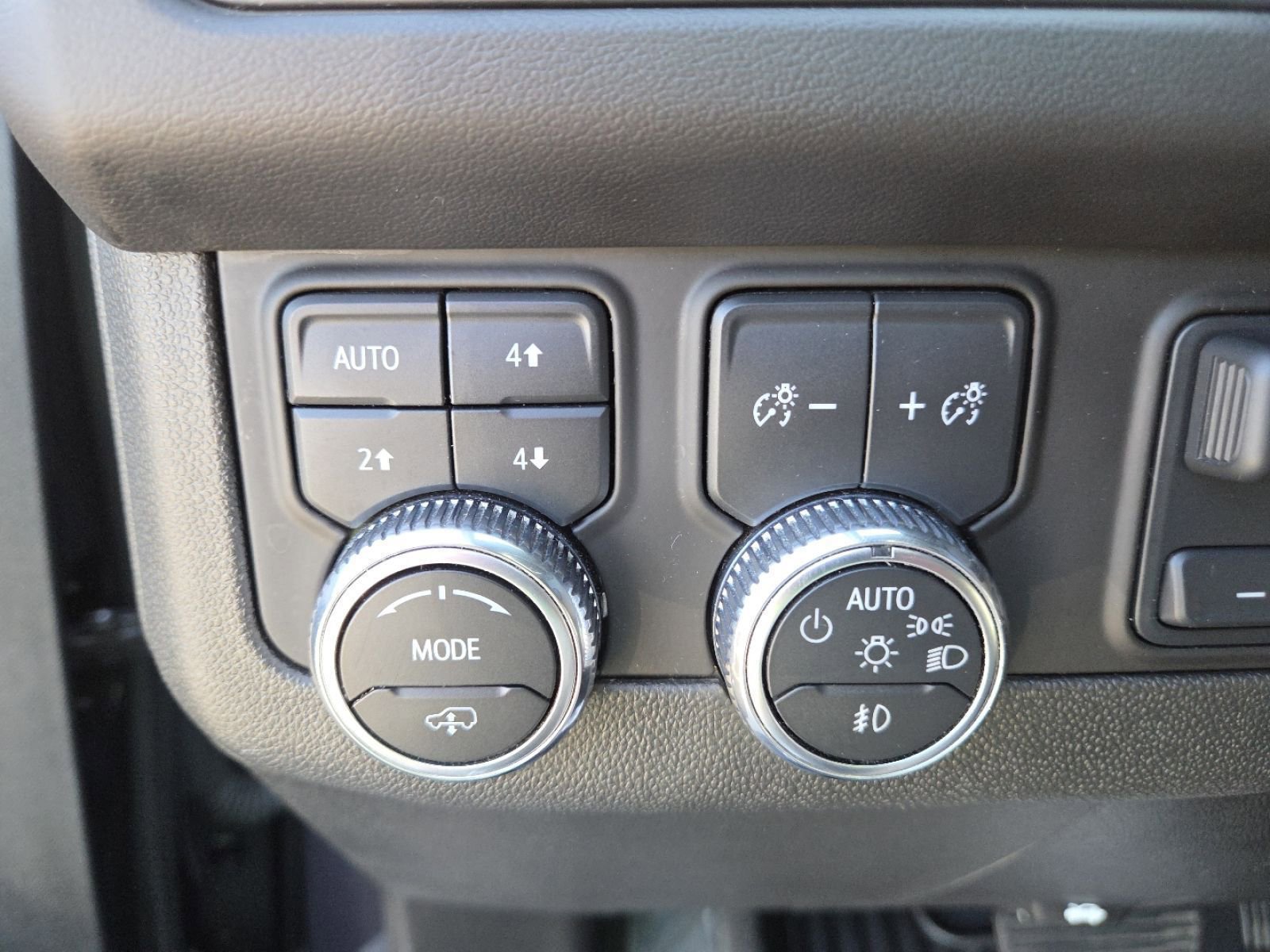 Used 2023 GMC Yukon XL AT4 w/ AT4 Premium Plus Package AWD/4WD image 8