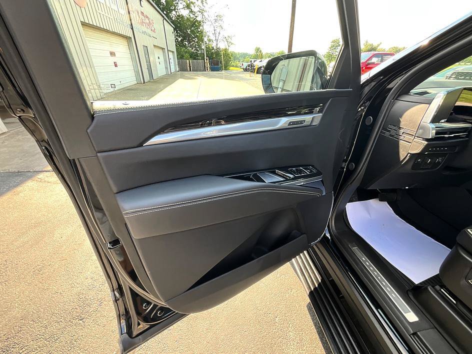 Used 2026 Cadillac Escalade ESV Luxury w/ LPO, Floor Liner Package AWD/4WD image 12