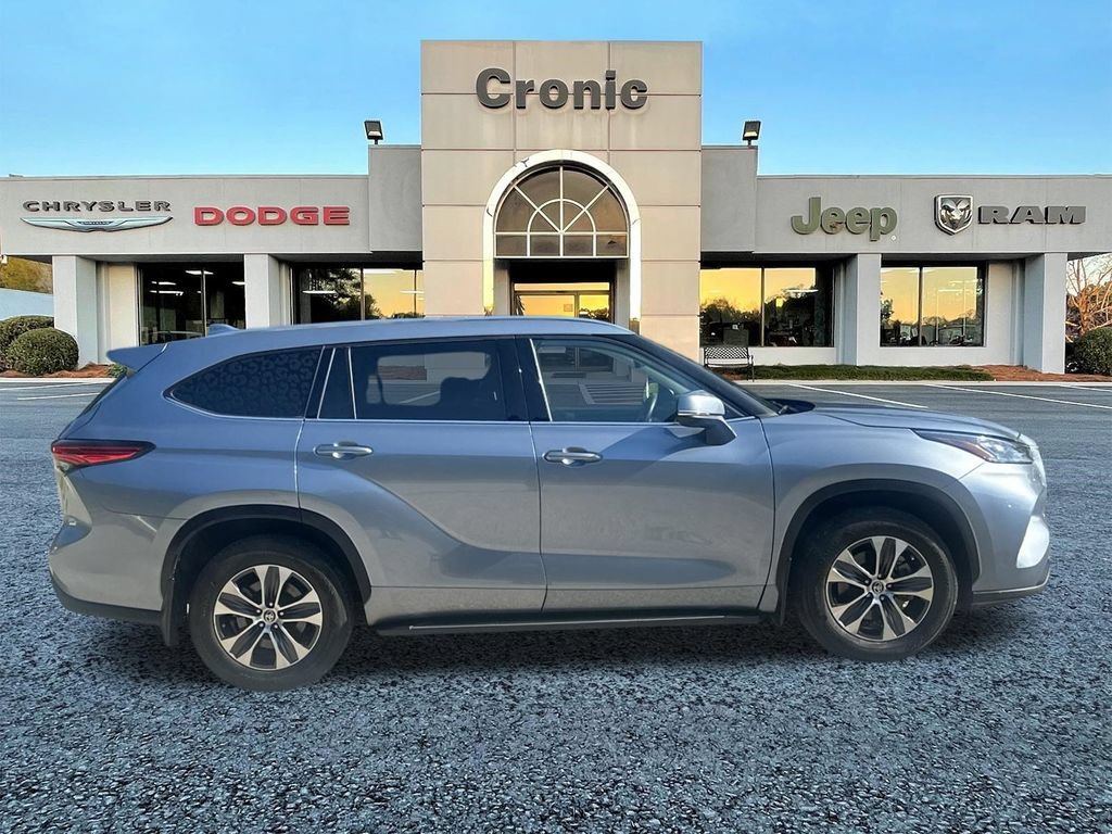 Used 2020 Toyota Highlander XLE AWD/4WD image 2