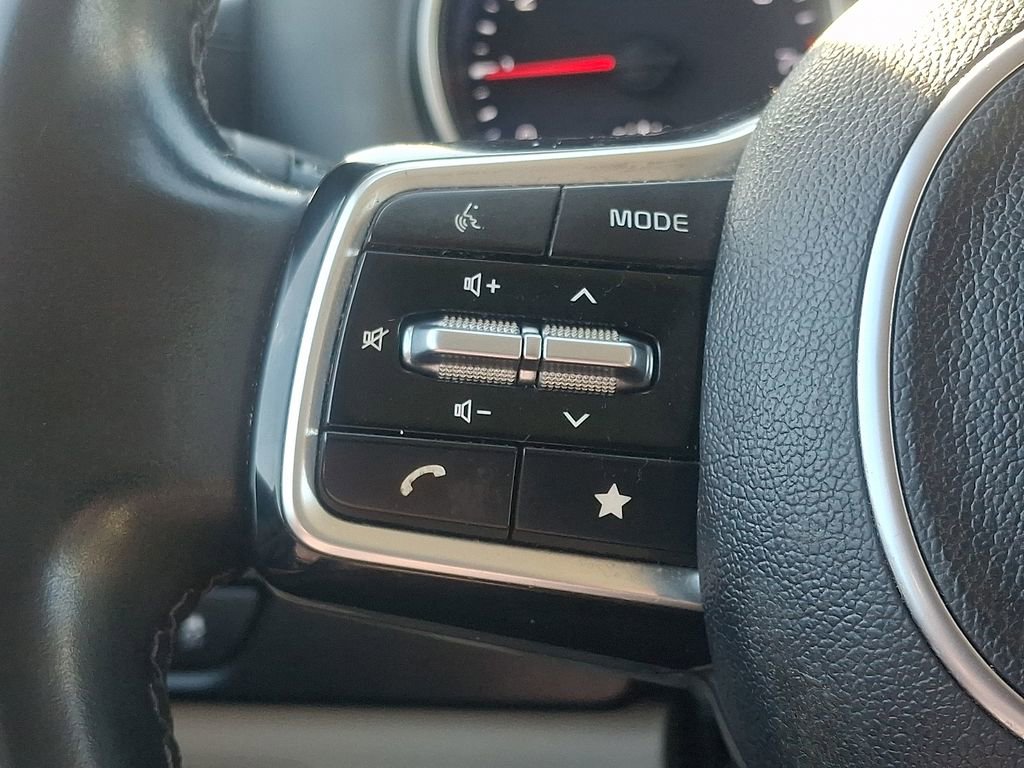 Used 2022 Kia Carnival LX image 21