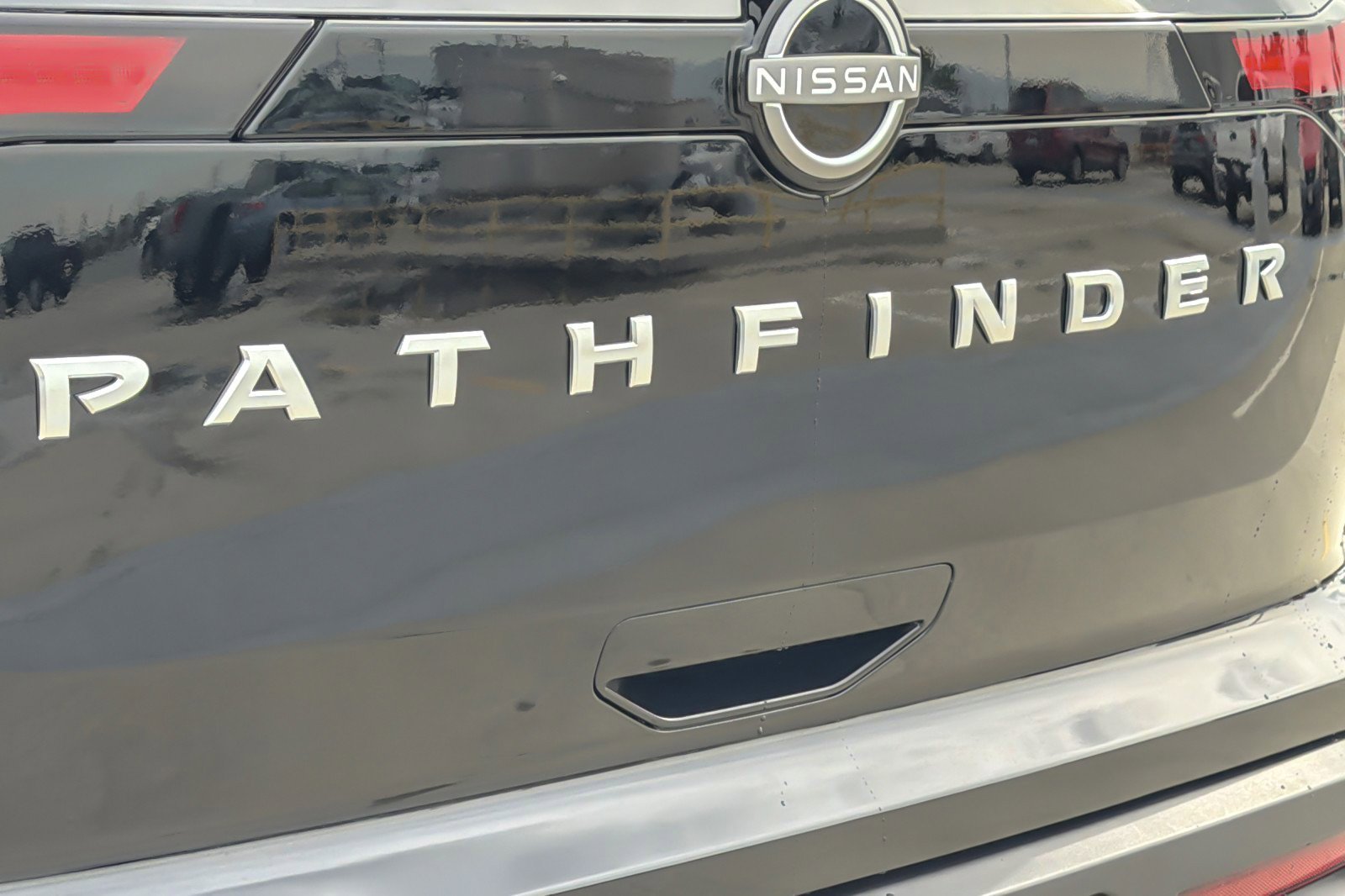 Used 2025 Nissan Pathfinder S image 27