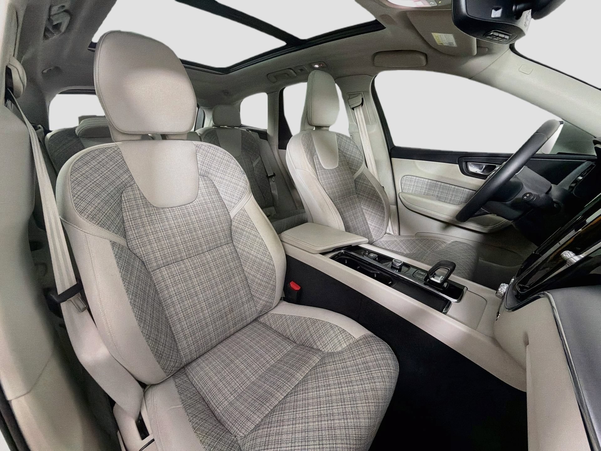 Certified 2022 Volvo XC60 B5 Momentum w/ Advanced Package FWD image 27