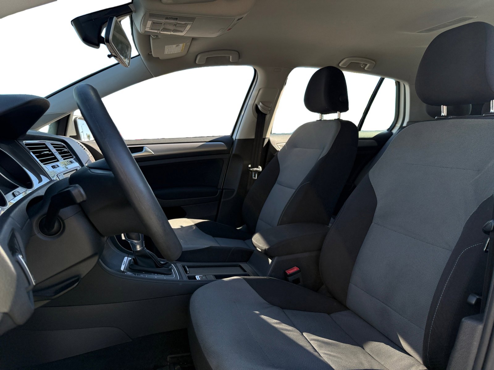 Used 2016 Volkswagen e-Golf SE w/ DC Fast Charging Package image 6