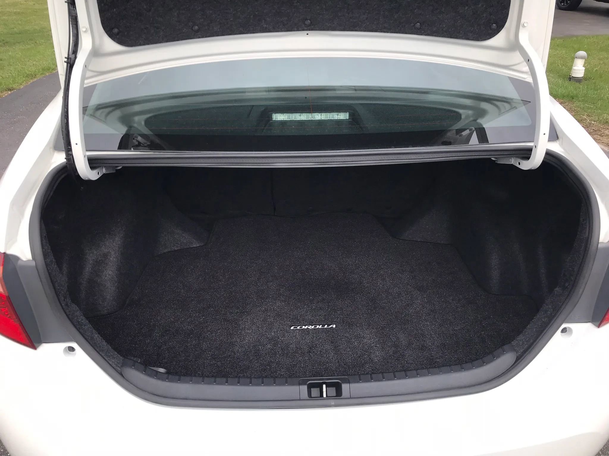 Used 2018 Toyota Corolla LE image 32