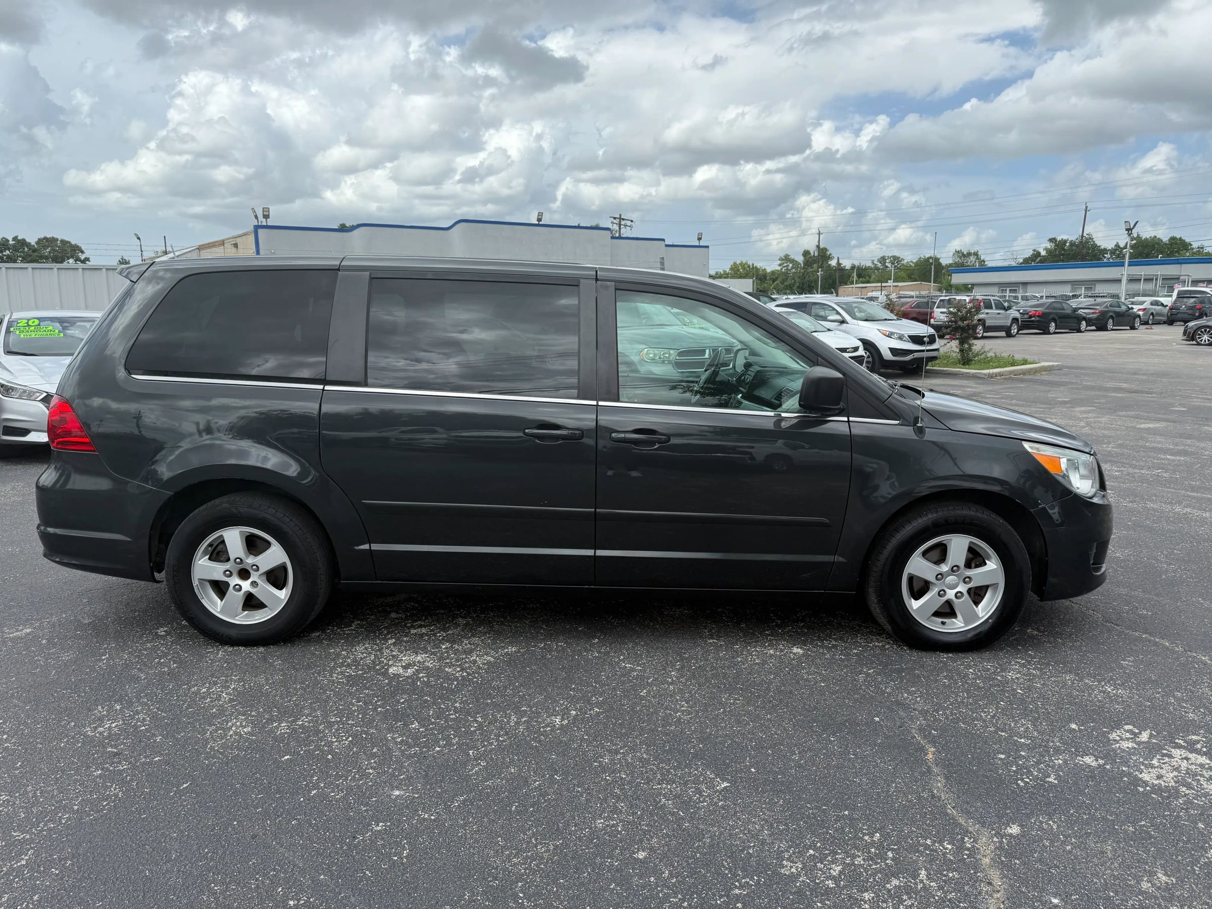 Used 2012 Volkswagen Routan S image 3