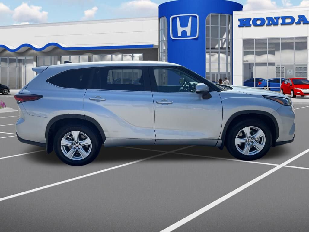 Used 2024 Toyota Highlander LE image 18