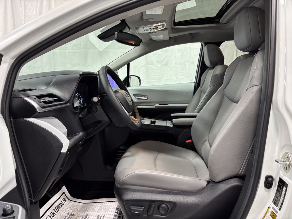 Used 2026 Toyota Sienna XLE AWD/4WD image 14
