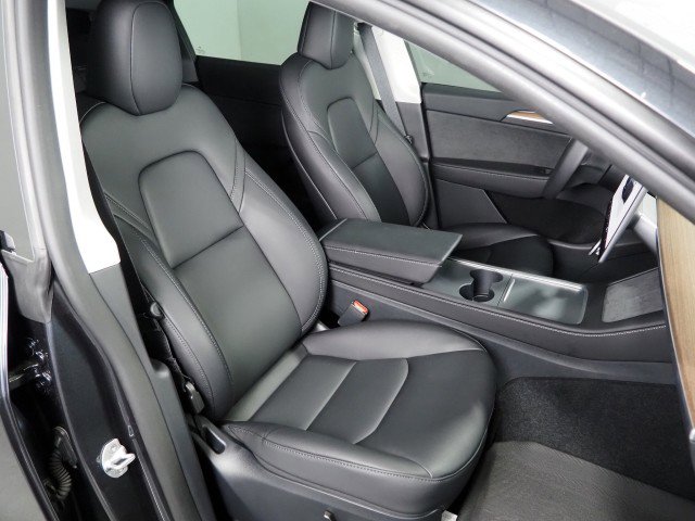 Used 2024 Tesla Model Y Performance image 2