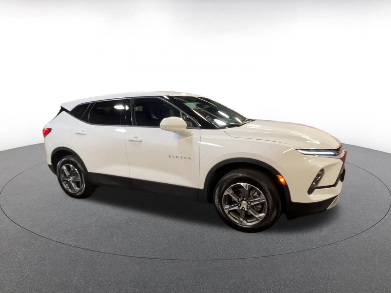 Used 2025 Chevrolet Blazer LT image 2