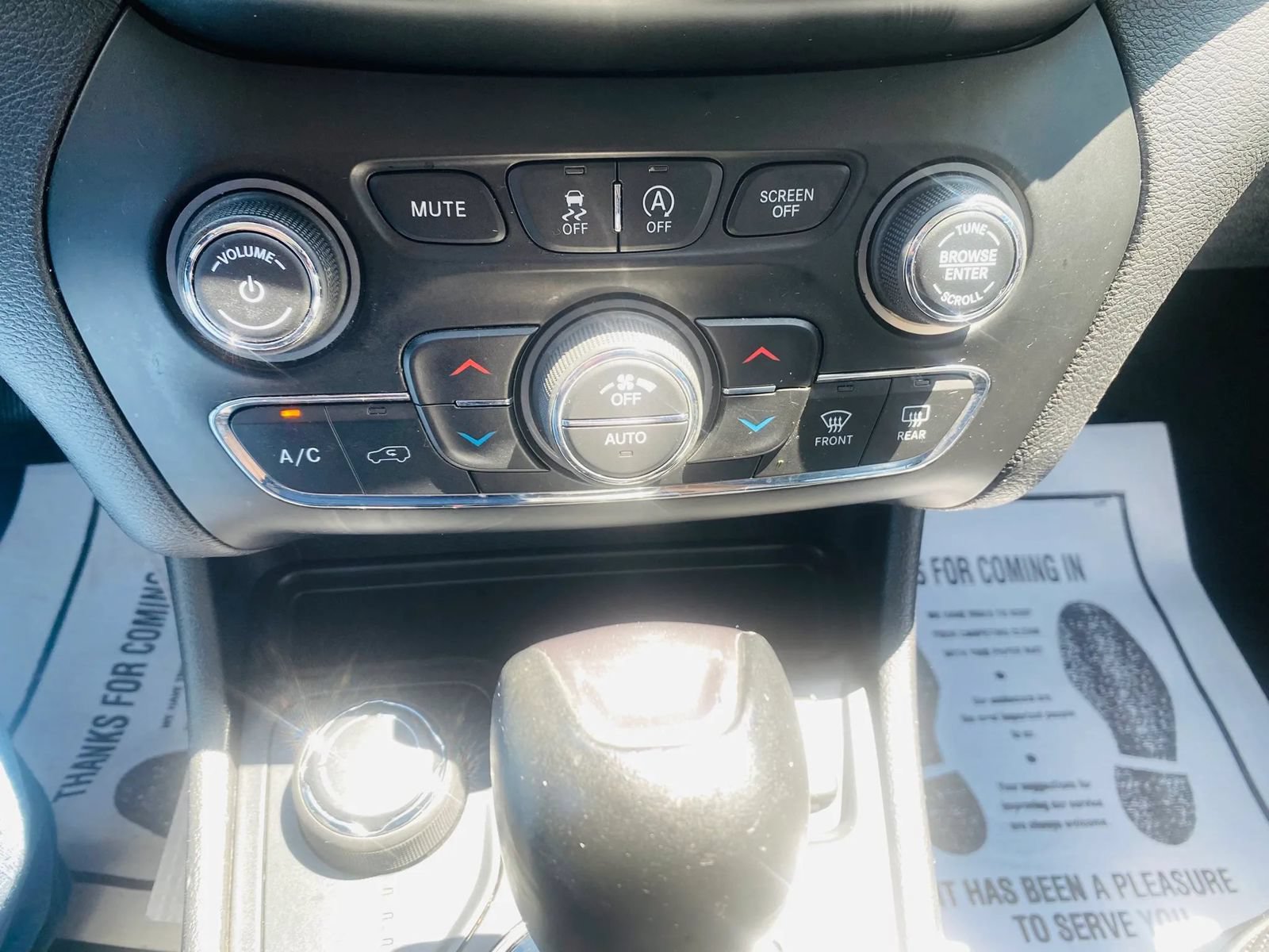 Used 2019 Jeep Cherokee Limited AWD/4WD image 16