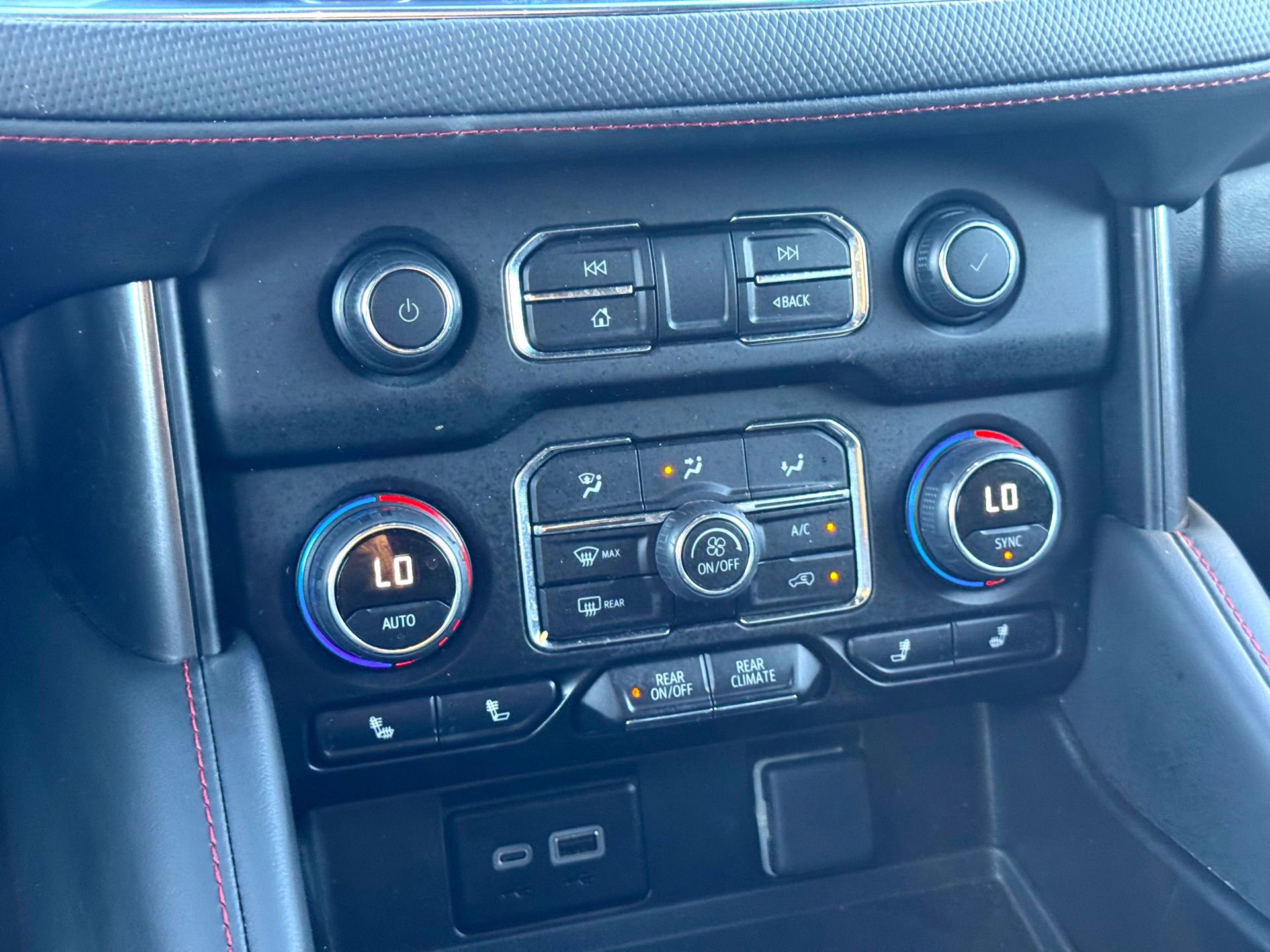 Used 2024 Chevrolet Suburban RST image 29