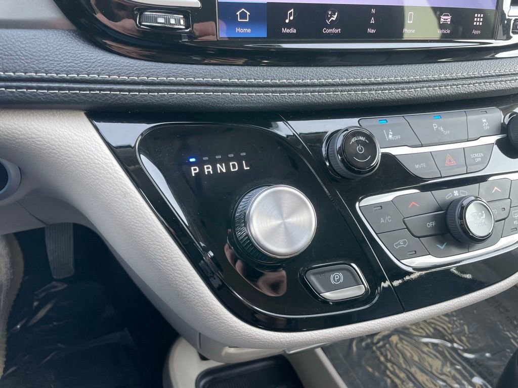 Used 2024 Chrysler Pacifica Select image 13