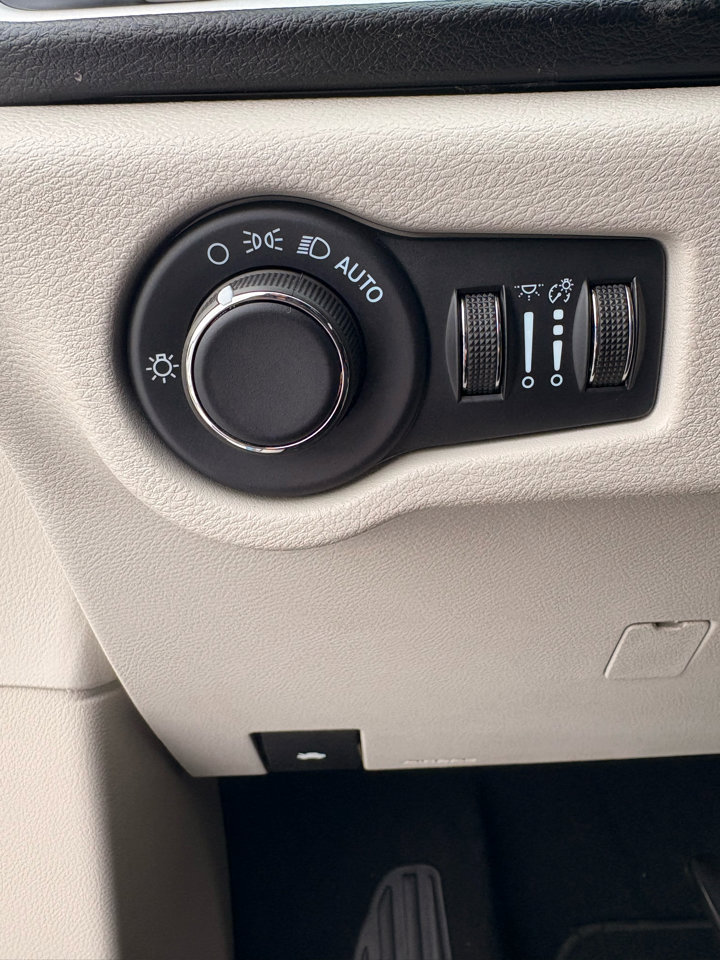 Used 2022 Chrysler Voyager LX image 11