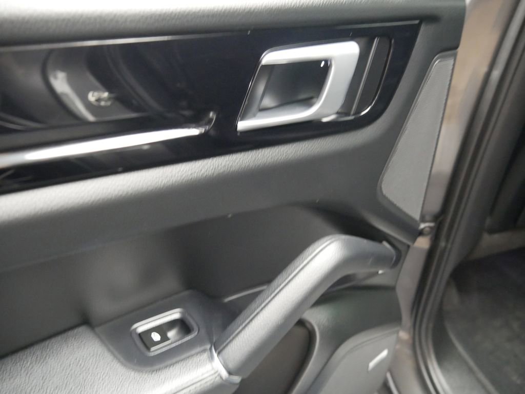Certified 2023 Porsche Cayenne AWD/4WD image 20