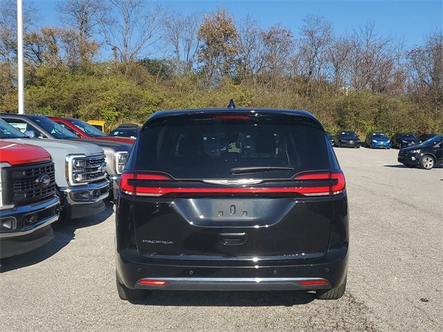Used 2024 Chrysler Pacifica Touring-L image 5